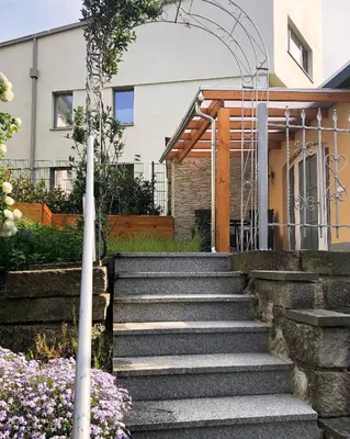 Ein Garten an der Unterkunft Amselgarten