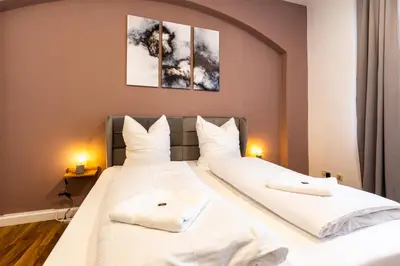 Ein Bett oder Betten in einem Zimmer der Unterkunft Business & Life Apartment nähe TU, HBF und Oper - SmartTV, MagentaTV und Küche