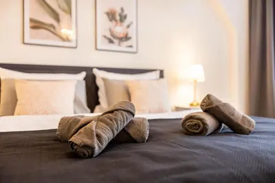 Ein Bett oder Betten in einem Zimmer der Unterkunft Fynbos Apartments Theaterblick, historisch & stilvoll, Parkplatz