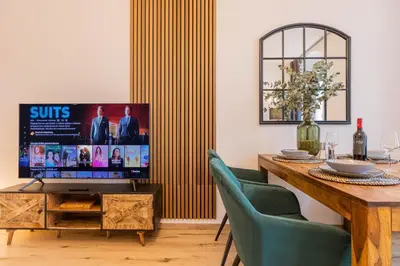 TV/Unterhaltungsangebot in der Unterkunft Fynbos Apartments Theaterblick, historisch & stilvoll, Parkplatz