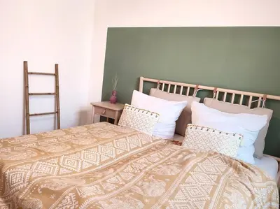 Ein Bett oder Betten in einem Zimmer der Unterkunft coffeelounge: zentrale Wohnung mit Küche inkl. Kaffee