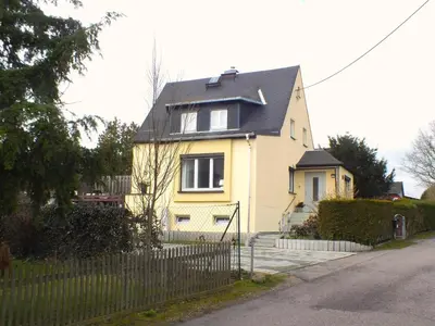 Das Gebäude in dem sich das Ferienhaus befindet