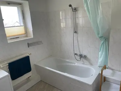 Ein Badezimmer in der Unterkunft Monteur Ferienwohnungen OT Kleinwaltersdorf mit Außensitzecke und Grill