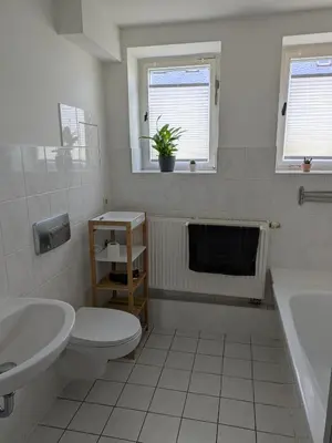Ein Badezimmer in der Unterkunft Monteur Ferienwohnungen OT Kleinwaltersdorf mit Außensitzecke und Grill