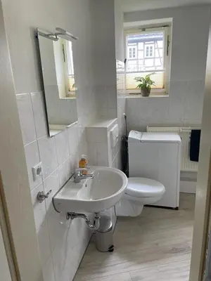 Ein Badezimmer in der Unterkunft Monteur Ferienwohnungen OT Kleinwaltersdorf mit Außensitzecke und Grill