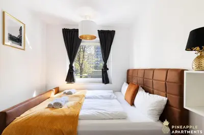 Ein Bett oder Betten in einem Zimmer der Unterkunft PINEAPPLE APARTMENTS - Zwinger VII - 78qm - 1x free parking