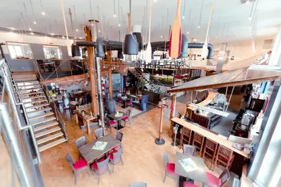 Ein Restaurant oder anderes Speiselokal in der Unterkunft Restaurant und Pension Alberthafen
