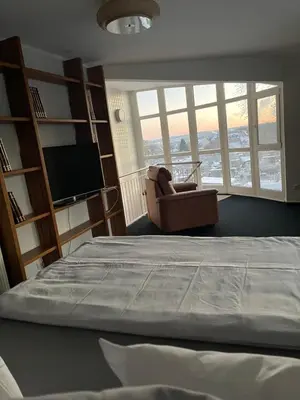 Ein Bett oder Betten in einem Zimmer der Unterkunft The Coffee Jacket Apartment