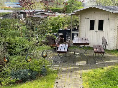 Ein Garten an der Unterkunft The Coffee Jacket Apartment