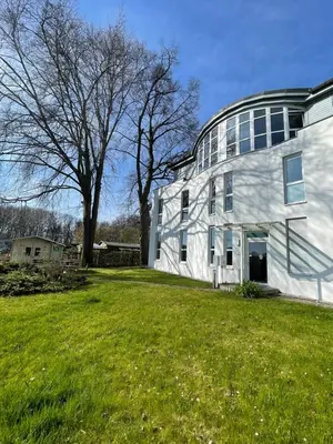 Ein Garten an der Unterkunft The Coffee Jacket Apartment