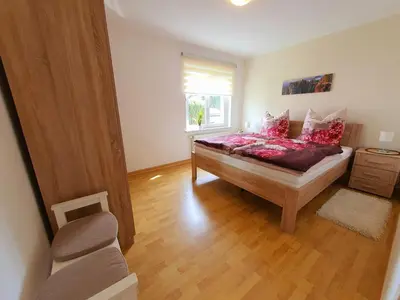 Ein Bett oder Betten in einem Zimmer der Unterkunft Ferienwohnung Reichenbrand mit Stellplatz