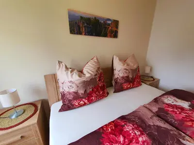 Ein Bett oder Betten in einem Zimmer der Unterkunft Ferienwohnung Reichenbrand mit Stellplatz
