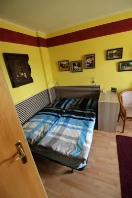 Ein Bett oder Betten in einem Zimmer der Unterkunft Kleine Wohngelegenheit