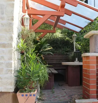 Ein Garten an der Unterkunft Kleine Wohngelegenheit